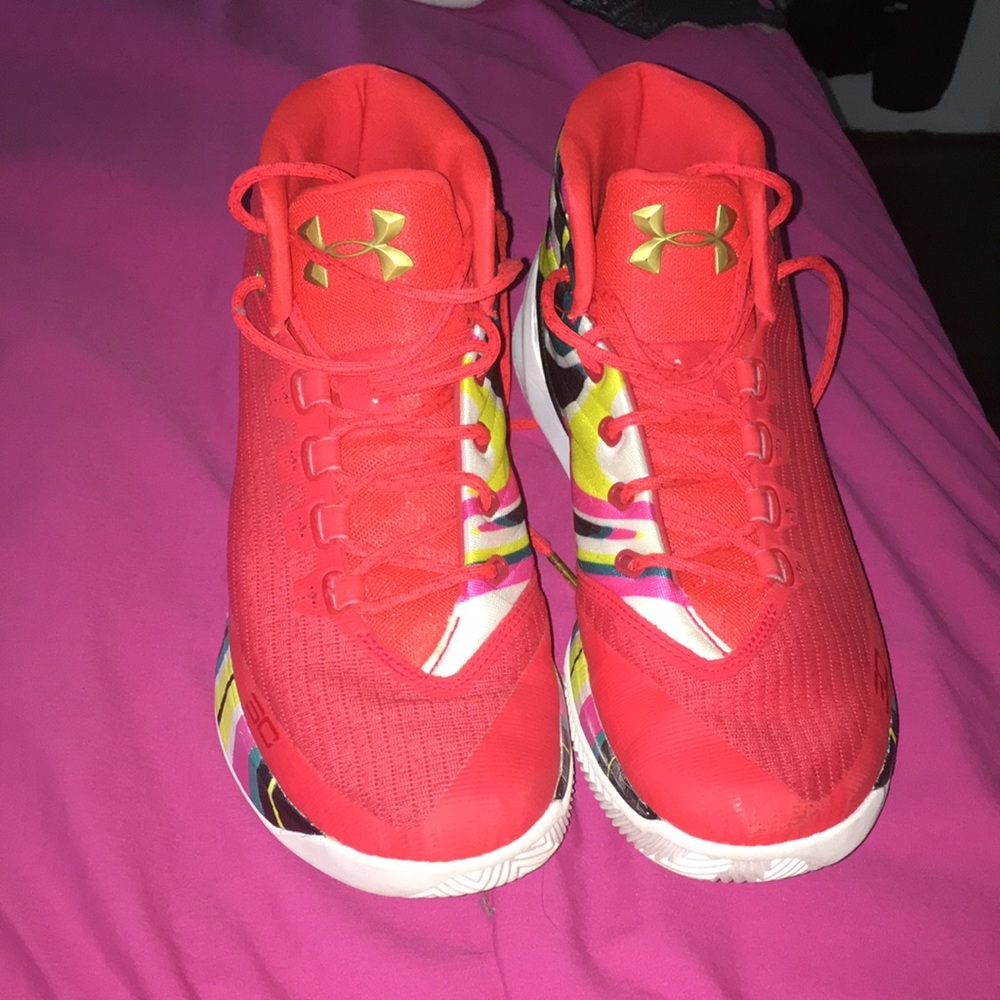 Steph curry used basketball shoes